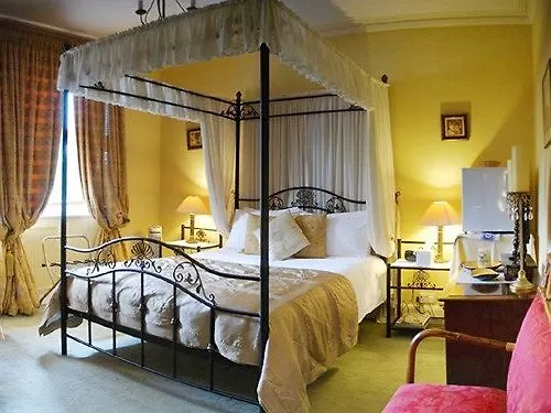 Villa Claudia Bath 4*,